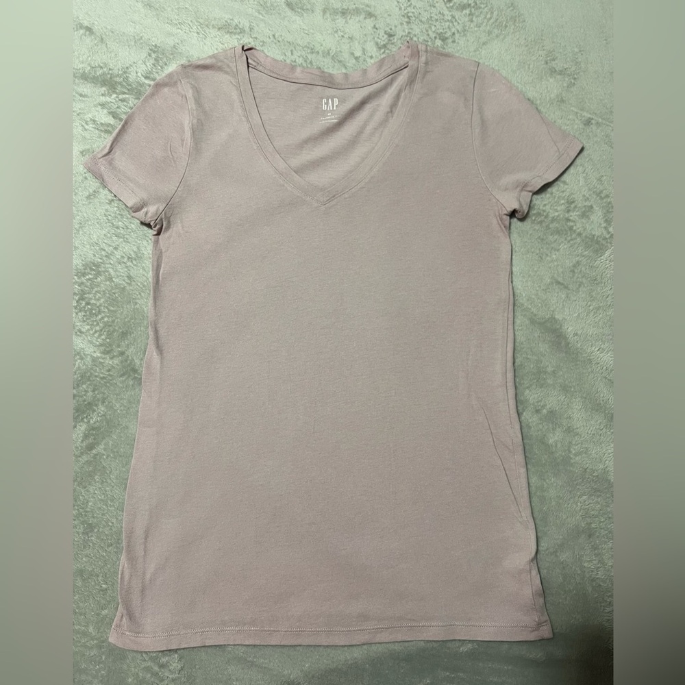 Women’s GAP lavender V neck Favorite T soft cotton tshirt (XS)